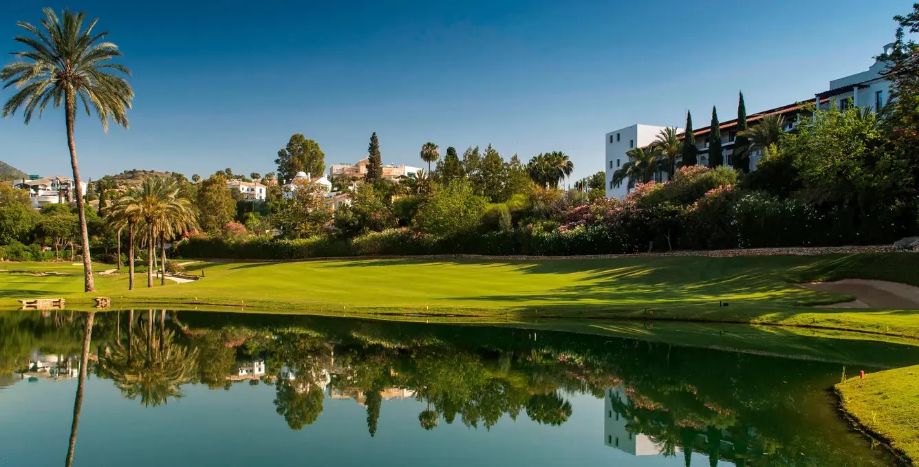 La Quinta golf setting in Benahavís with fairways, hills and Mediterranean light