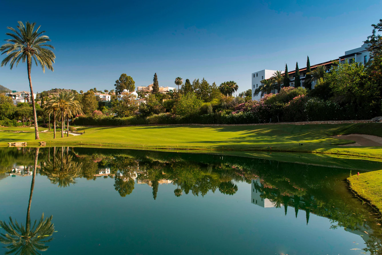Living on a Golf Course in Benahavís | Guide